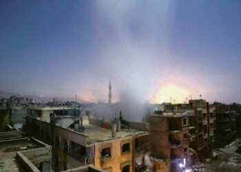 Savu nousee taistelujen repimästä Doumasta lähellä Damaskosta.
