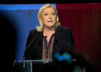 Marine Le Pen pitämässä puhetta Henin-Beaumontissa toisen kierroksen tulosten selvittyä sunnuntaina.