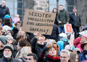 Seksistit ja rasistit ovat persereikiä kaikkialla, kirjoitti naisiin kohdistuvan väkivallan vastaiseen mielenosoitukseen lauantaina 9.1. Kölnissä osallistunut nainen.