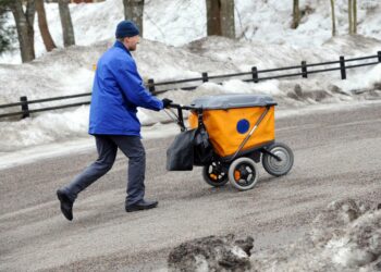 Posti perustelee irtisanomistarvetta jaettavien kirjeiden ja lehtien vähenemisellä. Posti- ja logistiikka-alan unioni muistuttaa, että jakelualueet ja kuljettavat kilometrit eivät muutu.