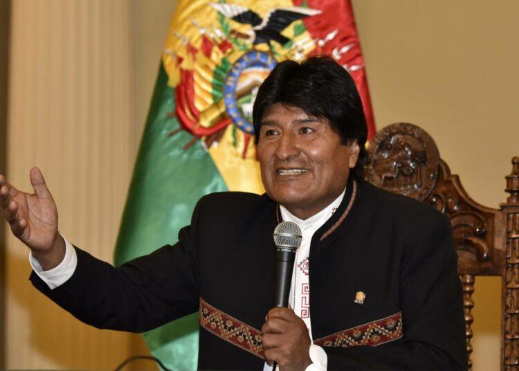 Bolivian presidentti Evo Morales vastaamassa lehdistön kysymyksiin maanantaina.