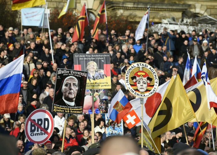 Äärioikeiston mielenosoituksissa on hyökätty varsin epäkorrektilla tavalla liittokansleri Angela Merkeliä vastaan. Kuva helmikuulta Dresdenistä.