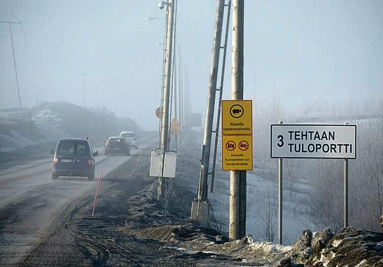 Kirjoittajan mukaan Terrafame Groupin Sotkamon Talvivaaran kaivoksen alasajo pilaisi ympäristön ja veisi suuren määrän työpaikkoja. Kuvassa sisäänmenotie kaivokselle sumuisena huhtikuun aamuna.
