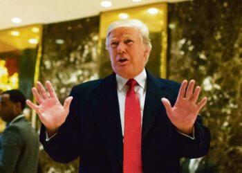 Tuleva presidentti Donald Trump 6. joulukuuta Trump Towerin aulassa.