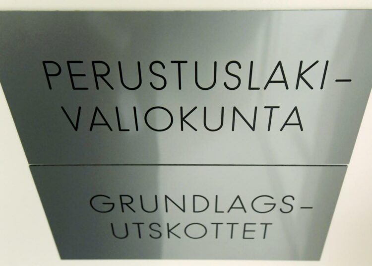Perustuslakiprofessorien mukaan Suomessa mentiin maahanmuuttajien kotouttamislakiesityksessä kahdessa kohtaa yli rajan Puolan ja Unkarin tiellä.