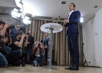 Sebastian Kurz pitämässä lehdistötilaisuutta Wienissä sunnuntaina.