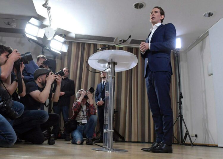 Sebastian Kurz pitämässä lehdistötilaisuutta Wienissä sunnuntaina.