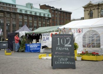 Oikeus elää -mielenosoitusleiri Rautatientorilla maanantaiaamuna 22. toukokuuta. Molempien mielenosoitusleirien oli määrä siirtyä paikalta tähän päivään mennessä, mutta turvapaikanhakijoiden ja heidän tukijoidensa mielenilmaus saa jatkua.