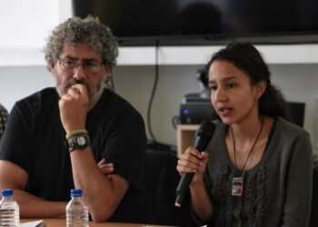 Bertha Zúñiga Cáceres Mexico Cityssä toukokuussa 2016. Vasemmalla meksikolainen ympäristöaktiivi Gustavo Castro, joka selvisi hengissä Zúñigan äidin Berta Cáceresin hengen vaatineesta murhaiskusta.