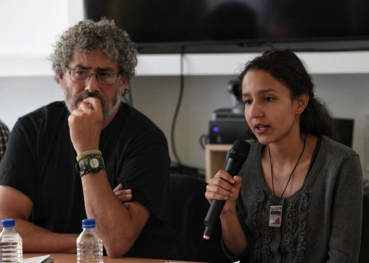 Bertha Zúñiga Cáceres Mexico Cityssä toukokuussa 2016. Vasemmalla meksikolainen ympäristöaktiivi Gustavo Castro, joka selvisi hengissä Zúñigan äidin Berta Cáceresin hengen vaatineesta murhaiskusta.