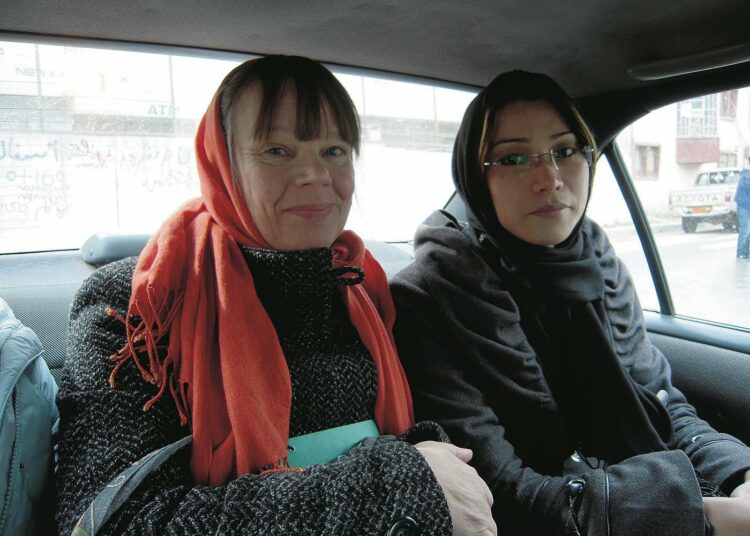 Suomalainen Kirsi Mattila ja hänen afganistanilainen ystävänsä Marzia Gholami.