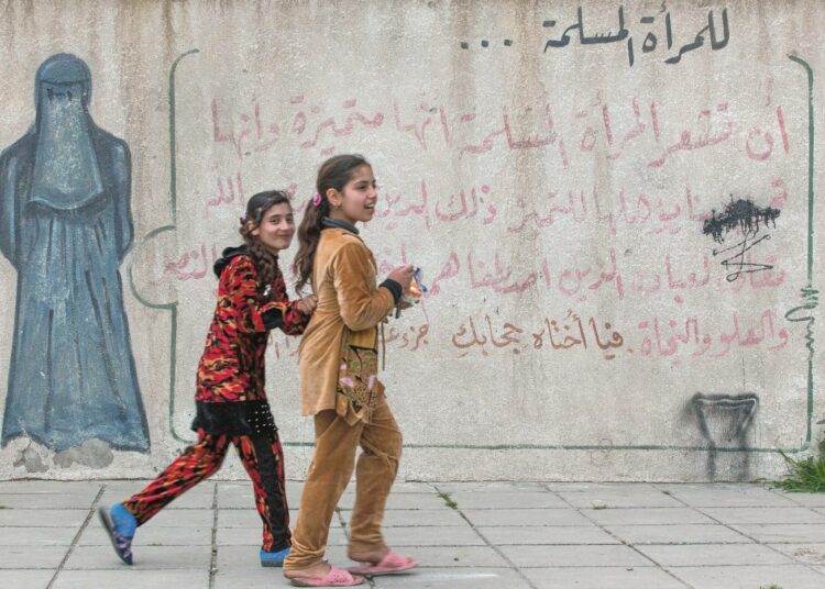 Isis antoi naisille pukeutumisohjeet seinälle piirretyssä graffitissa.