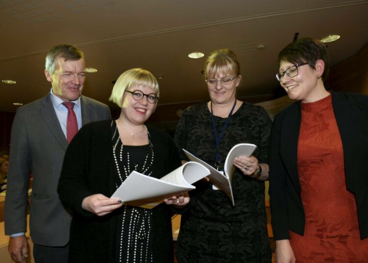 Kuntoutuksen uudistuskomitean puheenjohtaja Kari Välimäki (vas.), perhe- ja peruspalveluministeri Annika Saarikko, sosiaali- ja terveysministeri Pirkko Mattila ja komitean pääsihteeri Sari Miettinen komitean raportin luovutustilaisuudessa Helsingissä torstaina.