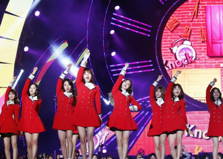 Twice-ryhmä esiintymässä vuosittaisilla k-popin maailmanfestivaaleilla Changwonin stadionilla.