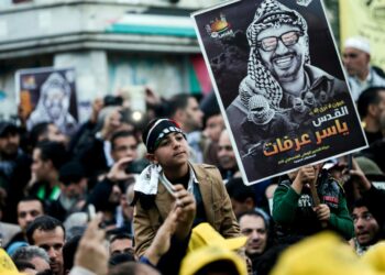 Fatahin kannattajat juhlivat puolueen perustamisen 53. vuosipäivää Jasser Arafatin kuvan kera joulukuun viimeisenä päivänä Gazassa.