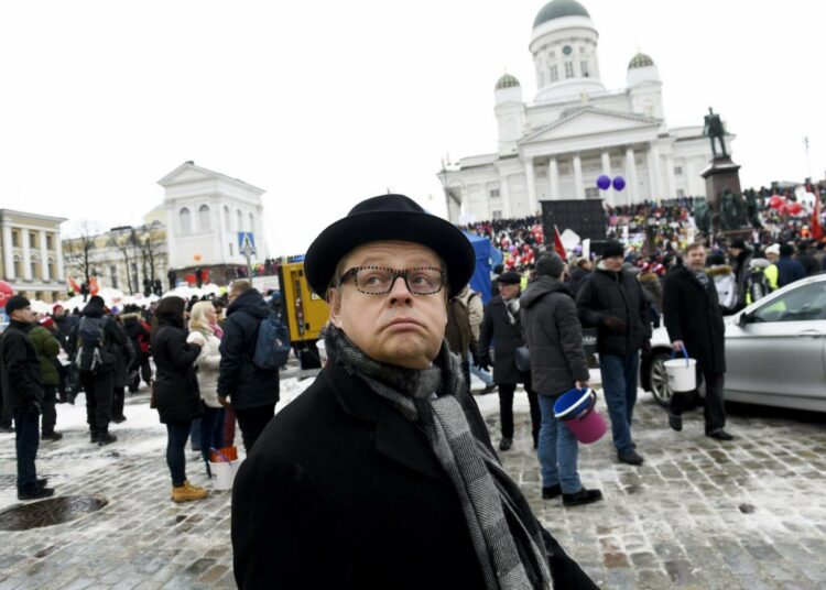 Kokoomuksen kansanedustaja Juhana Vartiainen SAK:n järjestämässä aktiivimallin vastaisessa mielenilmauksessa Helsingin Senaatintorilla perjantaina.