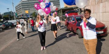 Vasemmistoliiton kansanedustajat jakoivat ilmeuudistuksen jälkeen ilmapalloja Helsingin rautatieaseman edustalla.