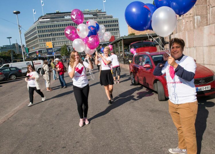 Vasemmistoliiton kansanedustajat jakoivat ilmeuudistuksen jälkeen ilmapalloja Helsingin rautatieaseman edustalla.