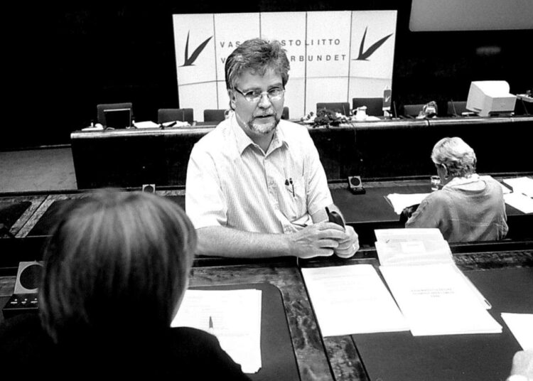 Vasemmistoliiton varapuheenjohtaja ja eduskuntaryhmän puheenjohtaja Martti Korhonen vuonna 1998.