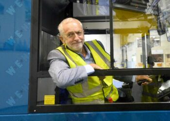 Britannian työväenpuolueen puheenjohtaja Jeremy Corbyn kävi elokuussa tutustumassa bussitehtaaseen Falkirkissa.