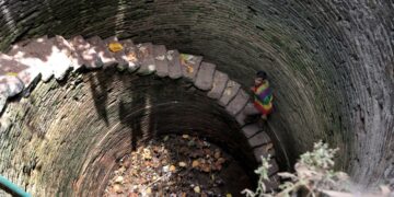 Maanviljelijä Dev Singhal Chendal tutki kuivunutta kaivoa Chirawalin kylässä keväällä Madhya Pradeshin osavaltiota piinanneen kuivuuden aikana.