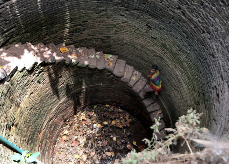 Maanviljelijä Dev Singhal Chendal tutki kuivunutta kaivoa Chirawalin kylässä keväällä Madhya Pradeshin osavaltiota piinanneen kuivuuden aikana.