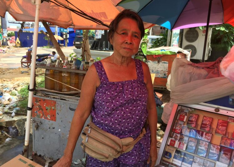 Kambodžalainen Leean Saan valittaa, että Sihanoukvillen vallanneet kiinalaiset eivät asioi hänen puodissaan.