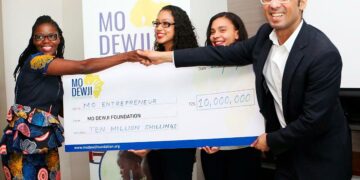Tansanialaismiljardööri Mohammed Dewji jakamassa stipendejä opiskelijoille ja nuorille yrittäjille. Dewji on luvannut lahjoittaa puolet omaisuudestaan hyväntekeväisyyteen.