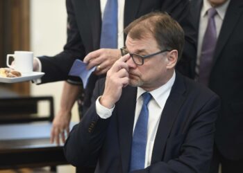 Pääministeri Juha Sipilä (kesk) uhkasi hakea hallitukselleen eroa 2015 ja 2017. Lopulta hän sai eronpyynnön jätettyä viisi viikkoa ennen vaaleja.