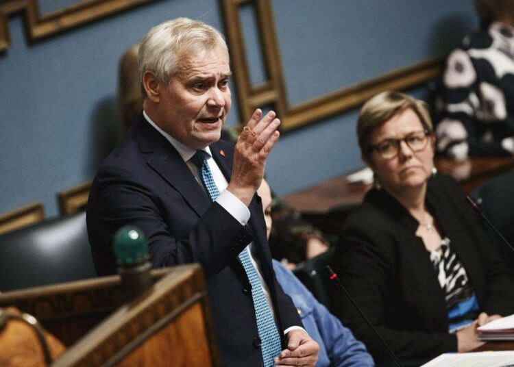 Antti Rinne antaa liian helppoja syöttöjä opposition lapaan.