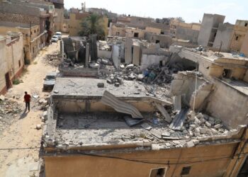 Libyan hallituksen (GNA) joukkojen tekemässä ilmaiskussa tuhoutuneita taloja viime kesäkuussa.