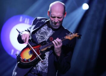 Das Kapital -yhtyeen tanskalainen Hasse Poulsen revitteli kitaroillaan.