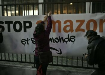 Attac-liikeen jäsenet kiinnittivät perjantaina Amazonin päämajan edustalle Clichyssa kyltin, jossa lukee ”Pysäyttäkää Amazon ja sen maailma”.