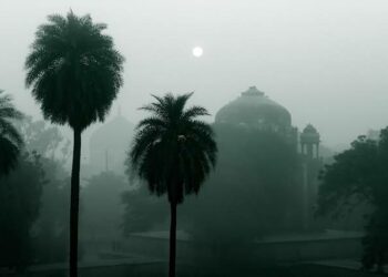 Delhissä sijaitseva Unescon maailmanperintökohde Humayunin hauta savusumun keskellä. New Delhin ilmansaasteet ovat syksyllä jälleen kohonneet hengenvaaralliselle tasolle.