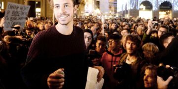 Mattia Santori on yksi sardiiniliikkeen neljästä käynnistäjästä. Kuva Firenzen mielenosoituksesta marraskuun 30. päivänä.