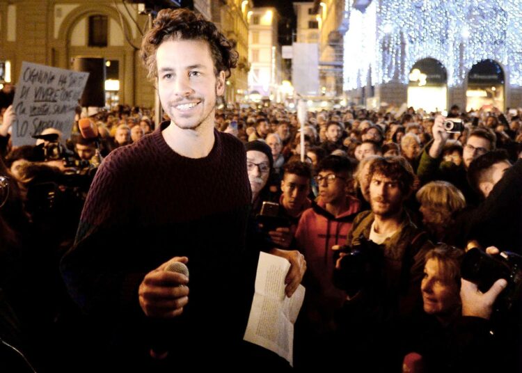 Mattia Santori on yksi sardiiniliikkeen neljästä käynnistäjästä. Kuva Firenzen mielenosoituksesta marraskuun 30. päivänä.
