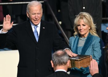 Joe Biden on nyt Yhdysvaltain presidentti. Raamattua piteli virkavalan vannomisessa hänen vaimonsa Jill Biden.