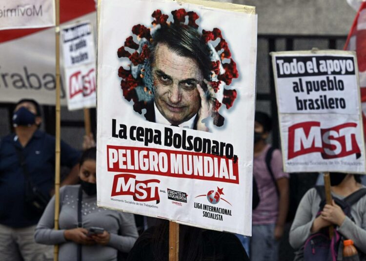 Mielenosoittajat julistivat huhtikuussa Argentiinan Buenos Airesissa ”Bolsonaron muunnoksen” uhkaksi maailmalle.