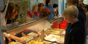 Taloustutkimuksen mukaan suomalaiset haluavat, että kunnan keittiöissä – esimerkiksi päiväkodeissa, kouluissa ja palvelutaloissa – tarjotaan kotimaista ruokaa. Arkistokuva vuodelta 2011.
