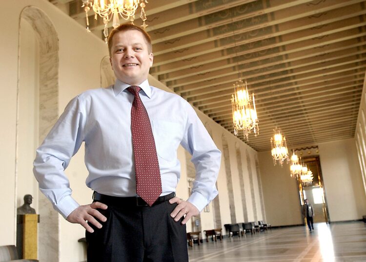 Minulla ei ikinä ollut mitään suuria tavoitteita politiikassa, ehkä se oli vähän huonokin asia, Markus Mustajärvi sanoo. Kuvassa on tuore kansanedustaja vuonna 2003.