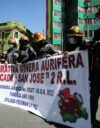 Tuhansia bolivialaisia kullankaivajien osuuskuntien jäseniä kokoontui marraskuun alkupuolella pääkaupunkiin La Paziin vaatimaan toimilupiensa laajentamista suojelluille luontoalueille ja alkuperäiskansojen asuinsijoille.