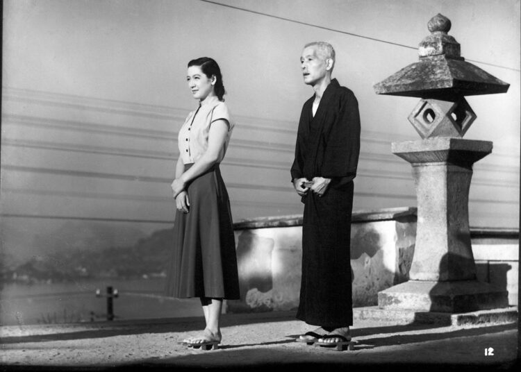 Noriko-leski (Setsuko Hara) ja appiukko Shukichi (Chishu Ryu) silmäilevät tulevaa klassikkoelokuvassa Tokyo Story.