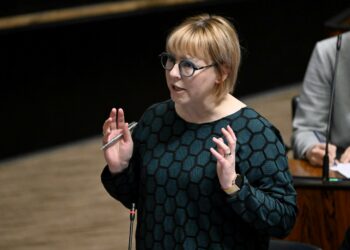 Vasemmistoliiton Aino-Kaisa Pekonen kysyi työministeri Arto Satoselta (kok), eikö nyt olisi järkevää vielä perua aikuiskoulutustuen lakkauttaminen.