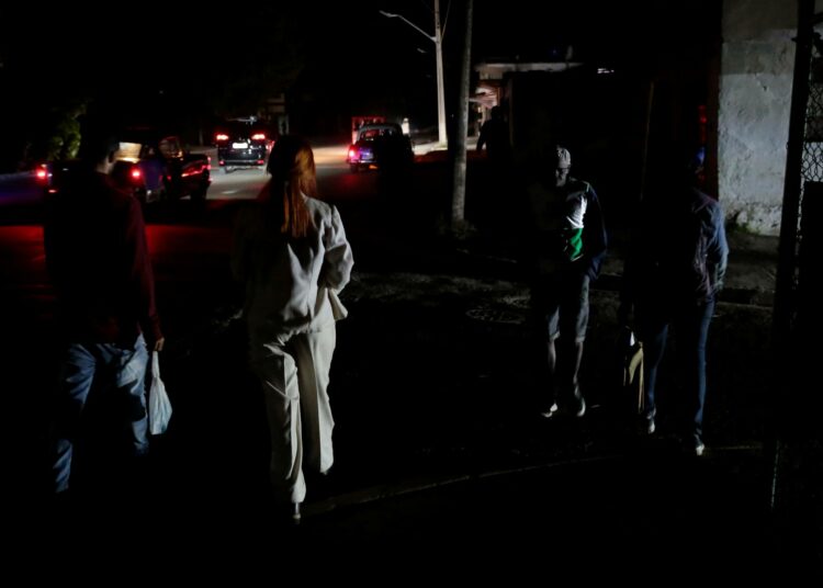 Havannan kadut pimenevät toistuvien sähkökatkojen aikana. Nykyinen sähkön tuotanto kattaa alle puolet saaren tarpeesta, mikä aiheuttaa merkittäviä ongelmia kansalaisten arkeen.