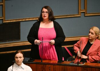 Pia Lohikoski eduskunnan täysistunnossa.